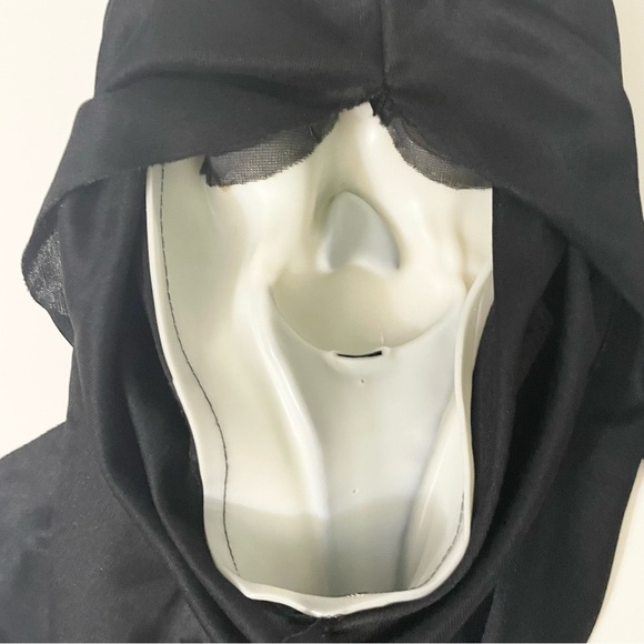 Scream Smiling Ghost Face Mask Fun World Div Glow in the Dark Halloween - Picture 14 of 16